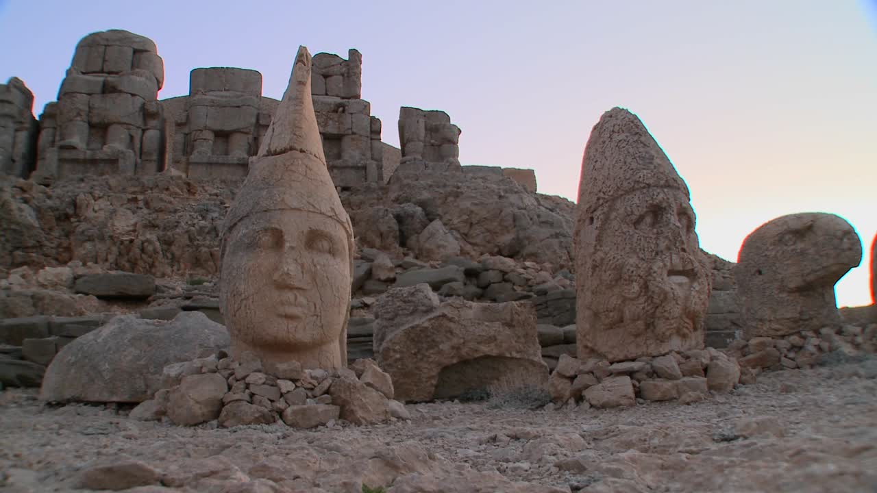 mt nemrut turkey 1의 정상에 있는 위대한 고고학 유적