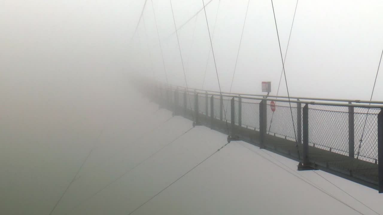 안개 속의 유럽에서 가장 높은 현수교