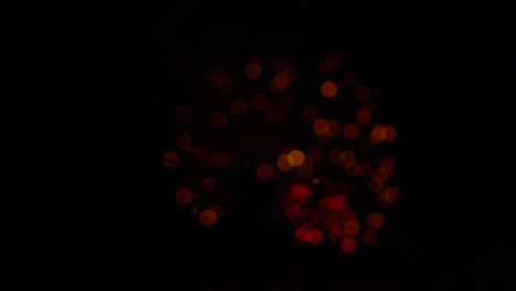 fuegos artificiales rojos y dorados con bokeh y efecto óptico. fondo de vacaciones