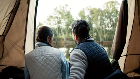 Espalda,-Naturaleza-Y-Pareja-Acampando-Junto-Al-Lago.