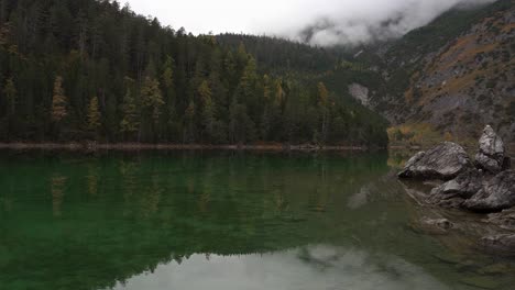 Quiet-scene-from-Blindsee,-a-perfect-lake-in-the-mountains-of-the-alps-in-autumn