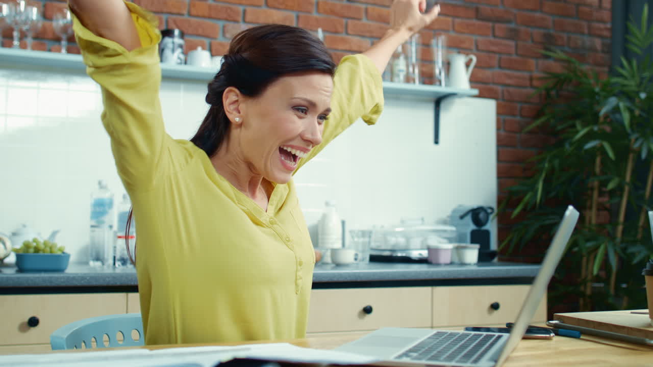 흥분한 소녀가 박수를 치고