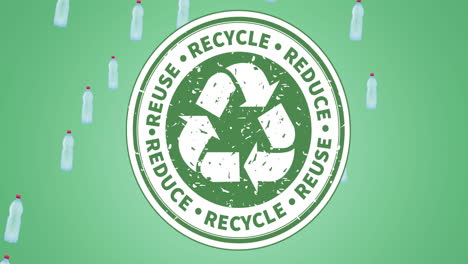 animación de texto y logotipo de reciclaje y botellas de plástico sobre fondo verde