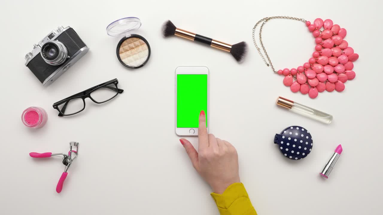 여성이 스마트폰에 손을 는 오버헤드  뷰 비디오