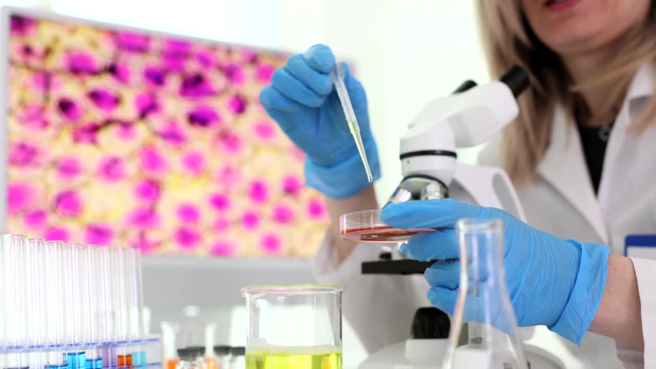 científico que lleva a cabo un experimento en un laboratorio