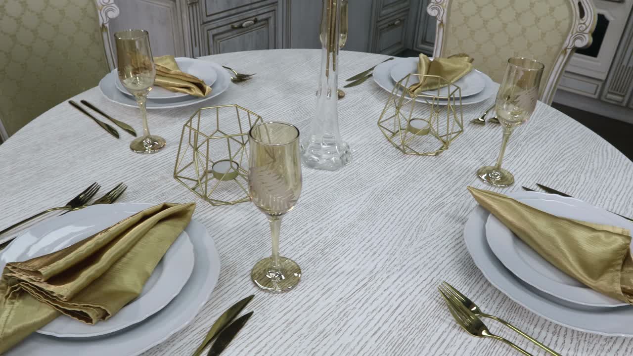 sirviendo en el estilo dorado de una mesa redonda en cuatro