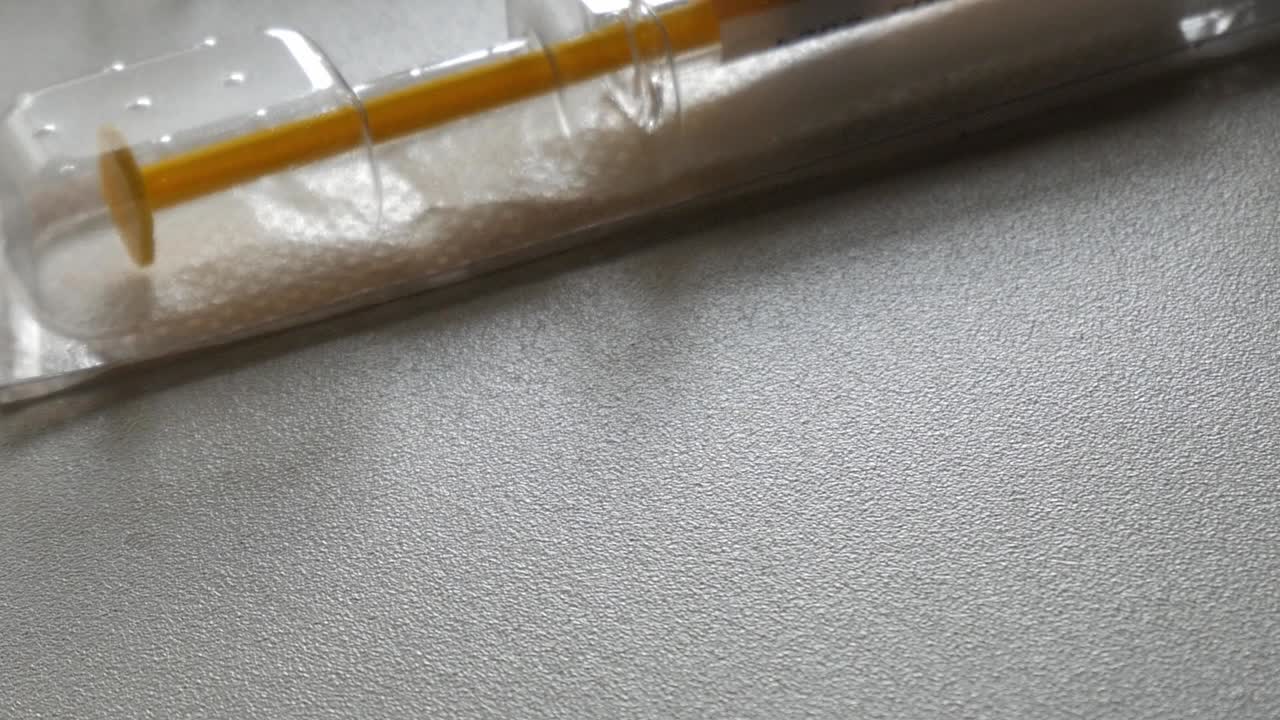 무독한 패키지에 있는 주사기의 을 드러니다.