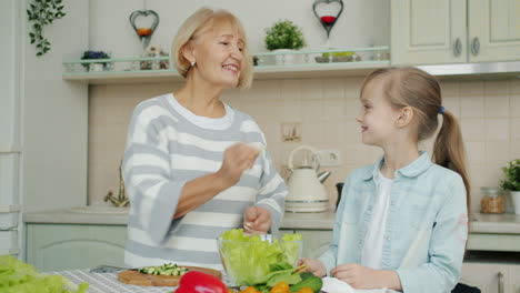 abuela y nieta cocinando juntas