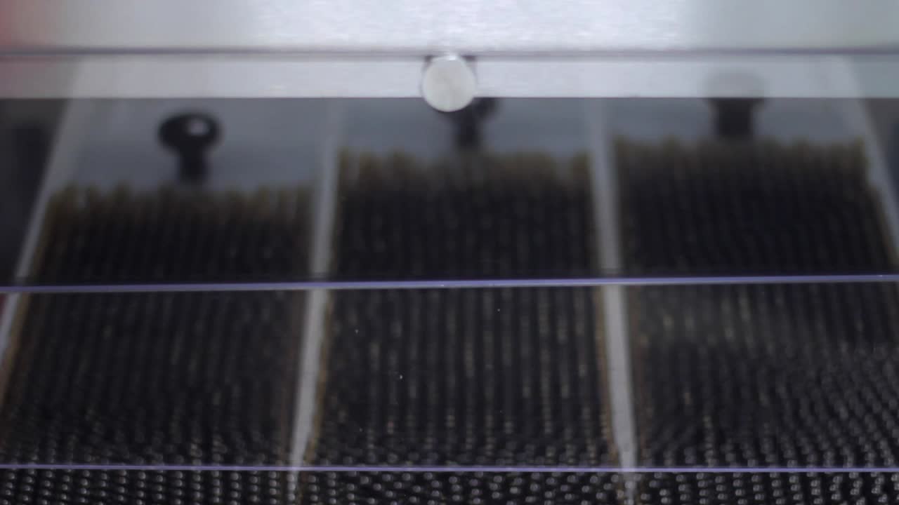 línea de producción farmacéutica. ampollas médicas de vidrio en cinta transportadora