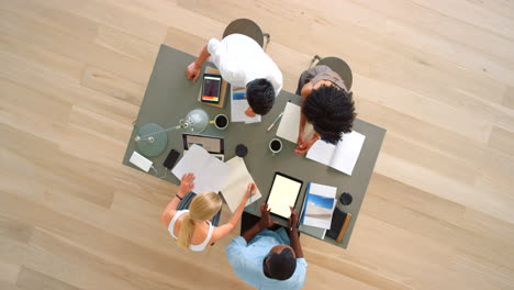colaboración en equipo en una oficina moderna