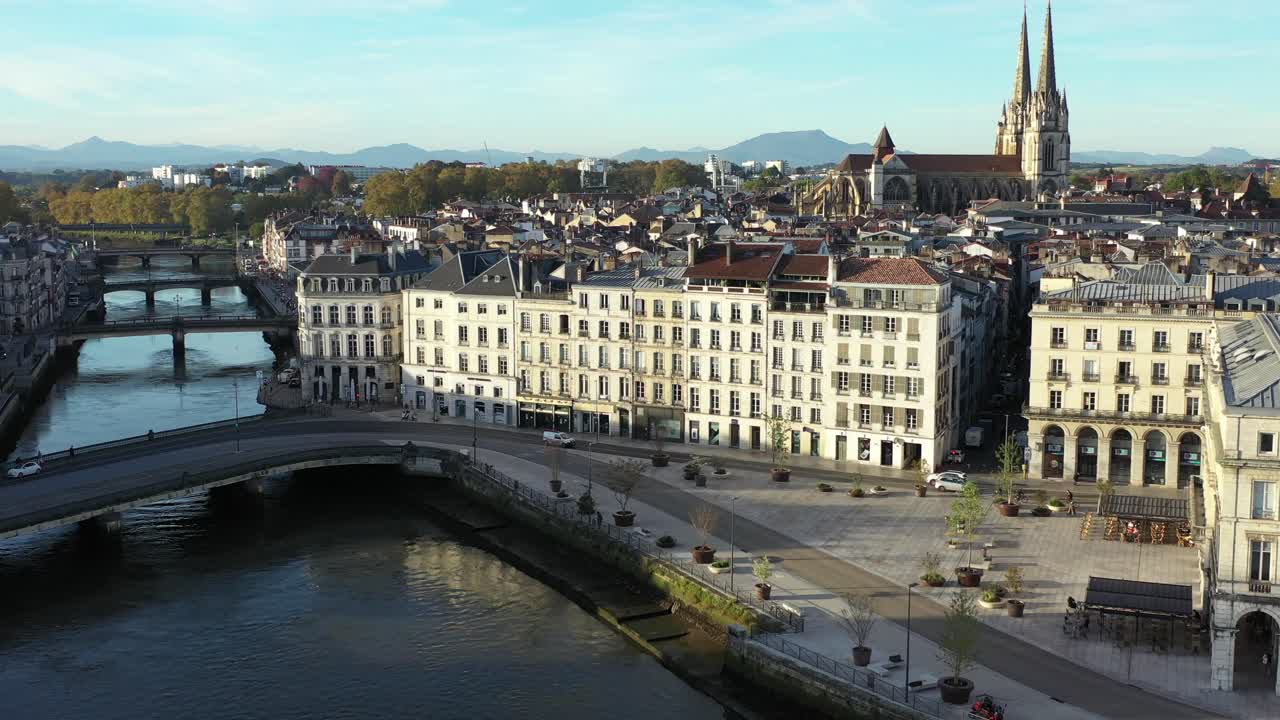 puentes sobre el río con la catedral de fondo, la ciudad de bayona en francia