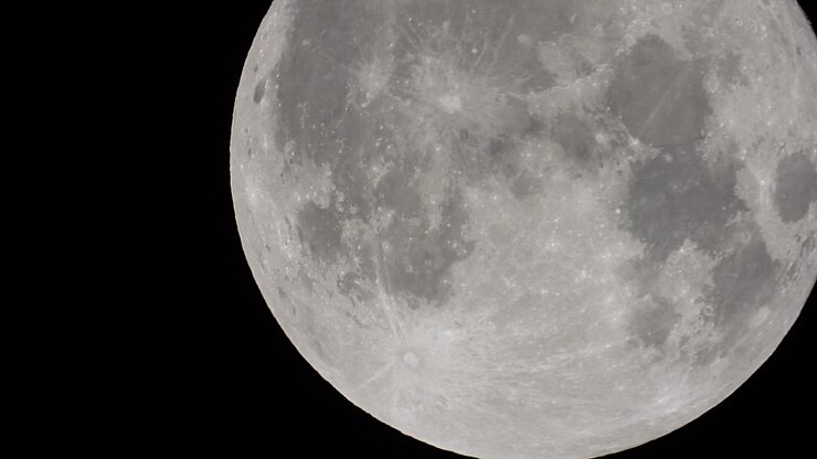 Vista em close-up extremo de uma lua cheia 4K