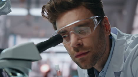 especialista en farmacología examinando una muestra en un laboratorio moderno avanzado de cerca.