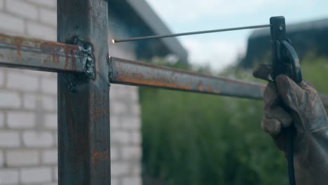 slow-motion-closeup-builder-connects-details-of-house-fence