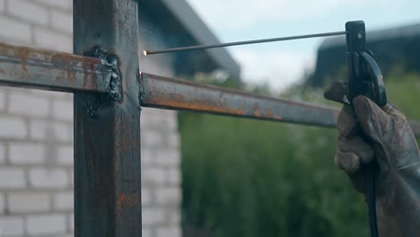 el constructor de close-up en cámara lenta conecta los detalles de la valla de la casa