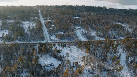 Cabañas-En-Un-Bosque-Cubierto-De-Nieve-Cerca-Del-Lago-Helado-Brompton-En-Quebec,-Canadá