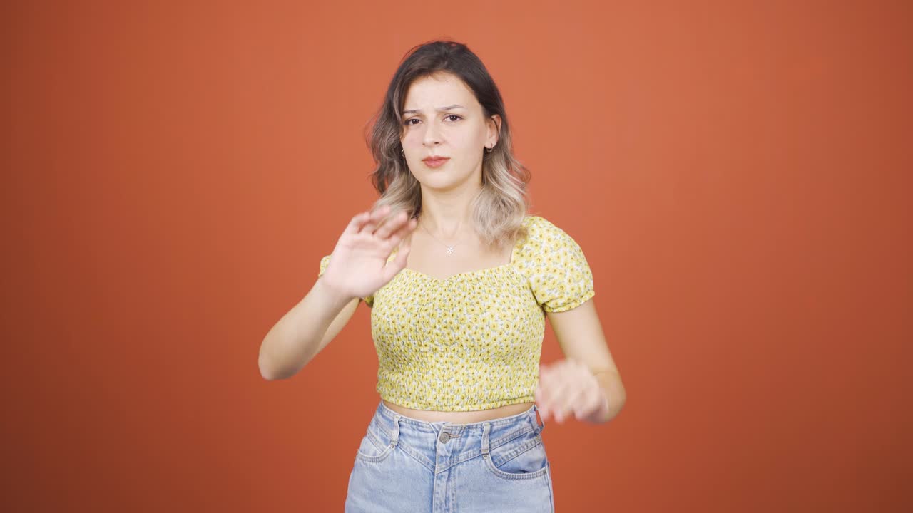 카메라를 보는 젊은 여성의 두려움 반응. 겁쟁이 젊은 여성.