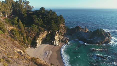 4K-UHD-Drohne---DJI-Luftaufnahmen-Der-Bezaubernden-Mcway-Falls-Und-Des-Strandes-Im-Julia-Pfeiffer-Burns-State-Park,-Am-Highway-One,-Big-Sur,-Kalifornien-|-Roadtrip-An-Der-Westküste-Der-USA