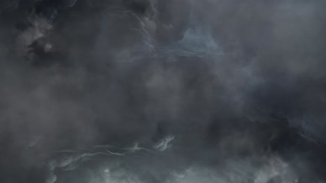 vista de nubes de tormenta en el cielo oscuro