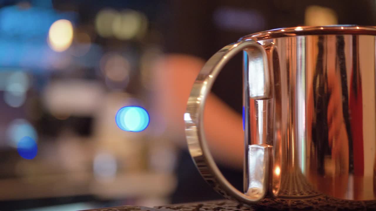 모스크바 노새를 준비하는 구리 머그