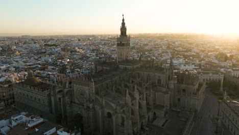 Vista-Aérea-De-La-Catedral-De-Sevilla-Al-Amanecer,-Una-Popular-Iglesia-Católica-Romana-En-Sevilla,-España