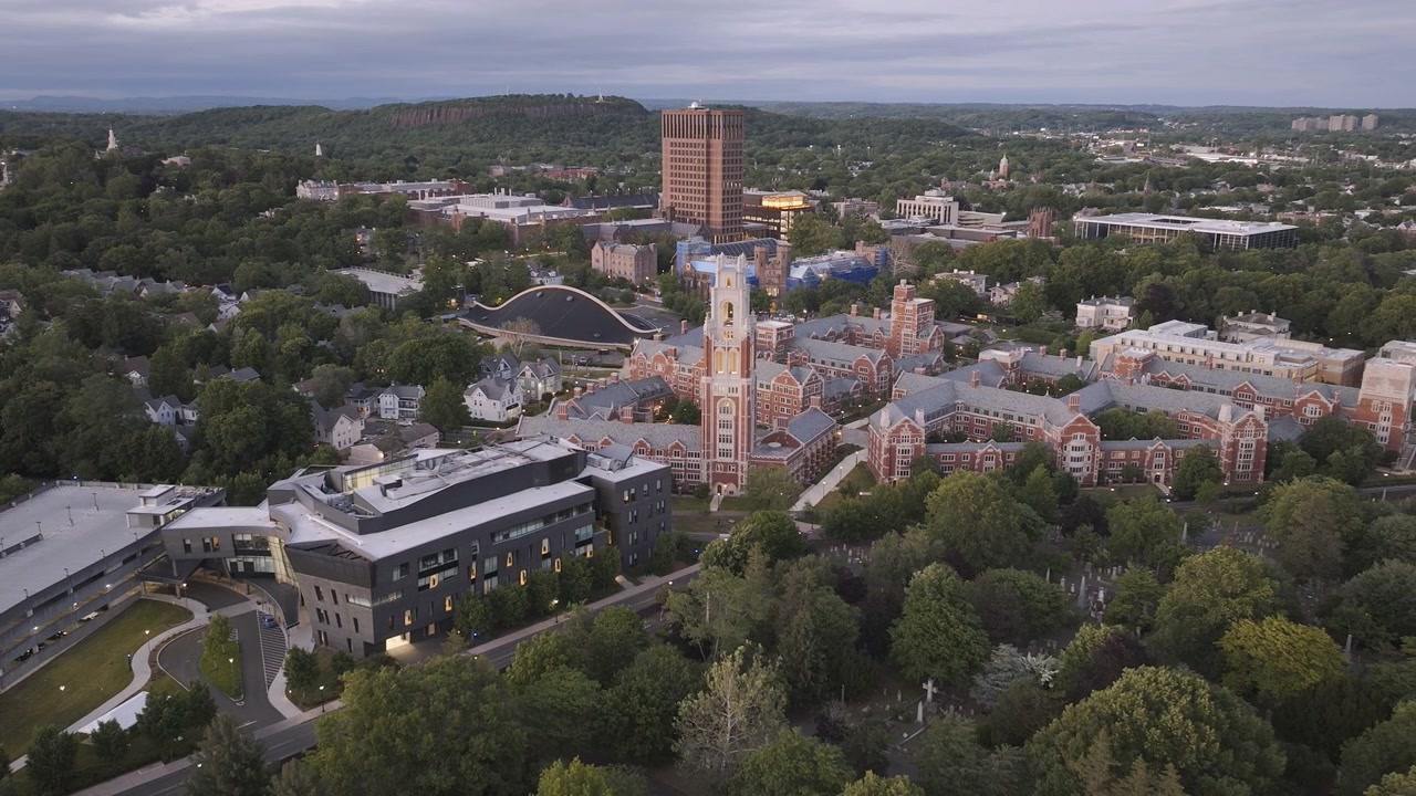 Záběr dronem na Yaleovu univerzitu. Natočeno v New Haven, Connecticut za letního dne