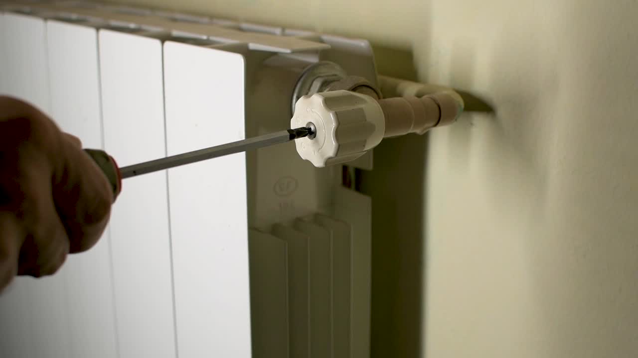 purgar el calentador a mano con un destornillador. radiador