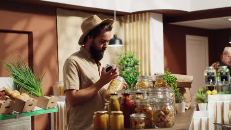 hombre vegano en un supermercado de alimentos especializados