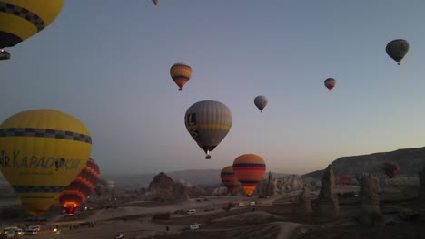 globos de aire caliente en ascenso