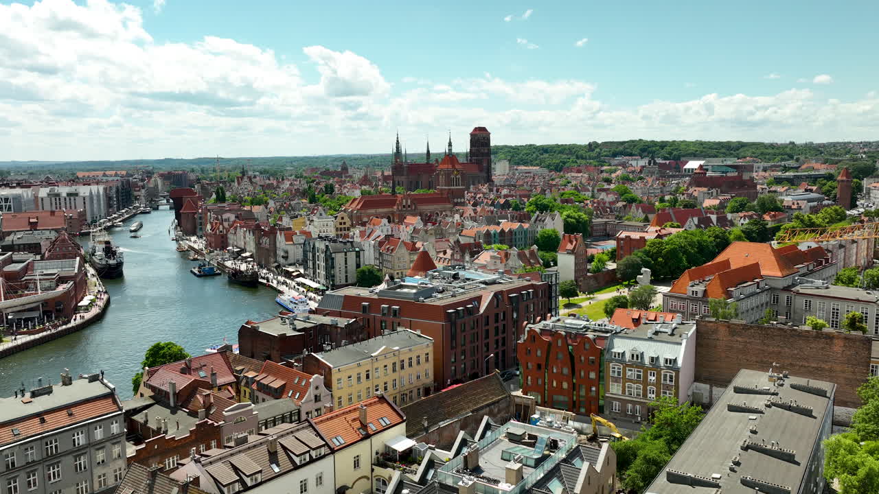 vista panorámica del casco antiguo de gdańsk con el río motława, edificios históricos y el icónico