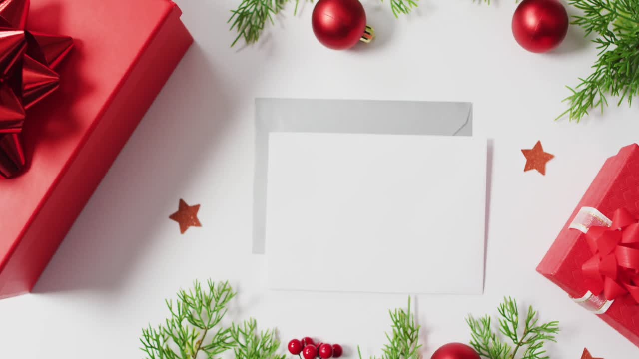 video de decoraciones de navidad rojas con sobres sobre fondo blanco