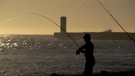 silueta pescador pescando en la costa mar pescado fresco épico atardecer fondo
