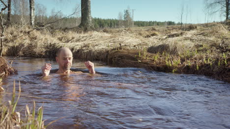 El-Hombre-Europeo-Que-Se-Hunde-En-Frío-En-El-Arroyo-Del-País-Se-Levanta-Y-Sale