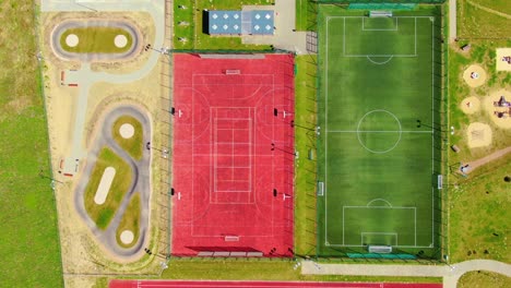 Draufsicht,-Vogelperspektive-Der-Schule-Mit-Basketball--Und-Fußballplätzen