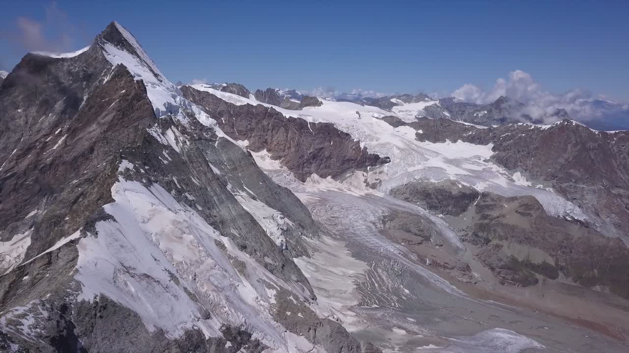 vista aérea desde el dron de la cresta del león en el monte cervino que conduce al famoso pico de matterhorn