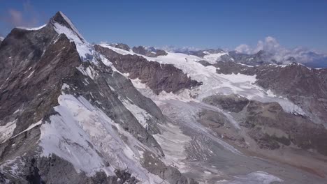 vista aérea desde el dron de la cresta del león en el monte cervino que conduce al famoso pico de matterhorn