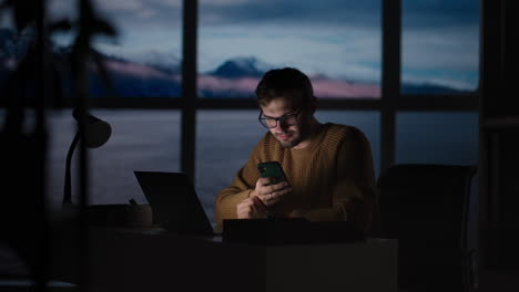 retrato de un hombre de negocios exitoso y reflexivo trabajando en una computadora portátil en su oficina de la gran ciudad. el empresario digital hace análisis de datos para la estrategia de comercio electrónico.
