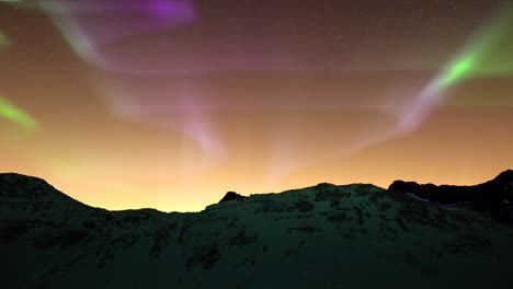 picos oscuros y fríos de montañas de hielo contra el fondo de la aurora