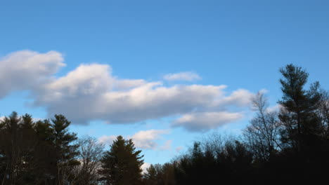 un día ventoso a principios de invierno, como lo muestra una vista estática de las nubes moviéndose por el cielo