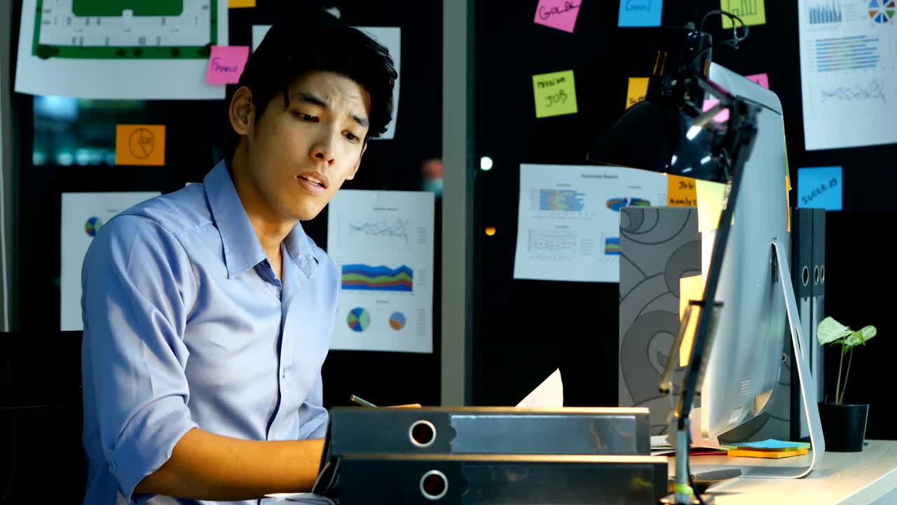 지친 사업가는 사무실에서 일하고, 일을 많이 하고, 하루종일 일한다.