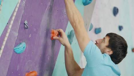 hombre de escalada en roca