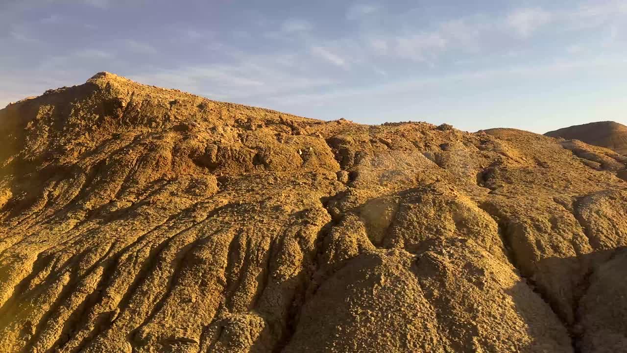 뜨거운 건조한 언덕의 아름다운 풍경, 사막의 자연, 중앙 중동의 넓은 전망, 기차 여행, 철도, 평화, 야생의 시골에서 안전한 여행, 이란의 하늘의 파란 지평선.