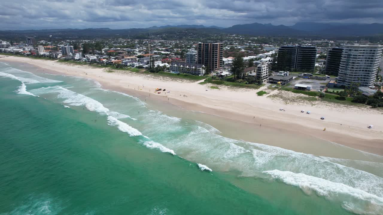 un día perfecto en palm beach - costa de oro - queensland qld - australia - disparo de avión no tripulado