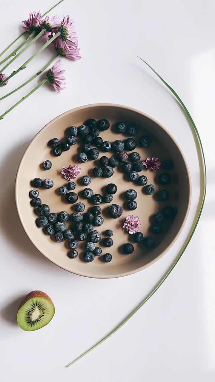 꽃 이 있는 그 에 있는 블루베리 와 키위