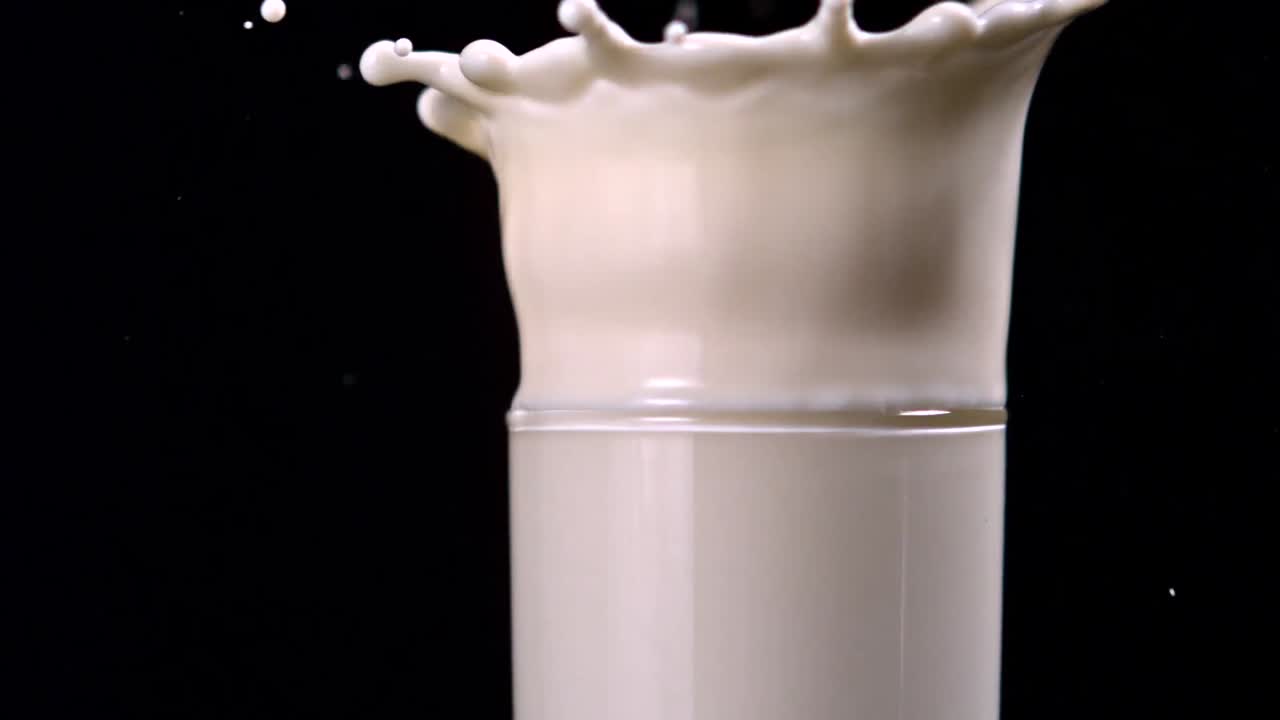 우유 한 잔 에 떨어지는 딸기