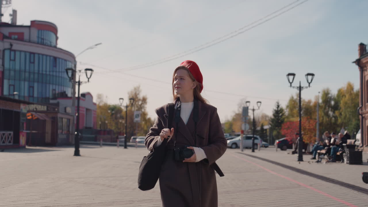 Трэвел-блогер исследует. Фотограф прогуливается по ярким осенним улицам с городскими видами и историей. Любознательный путешественник делает фотографии на оживленных городских улицах в солнечный осенний день в историческом районе.