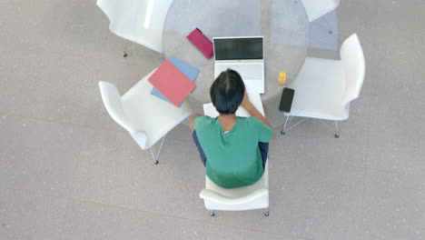 Adolescente-Asiático-Estudiando-En-Una-Computadora-Portátil-En-Una-Mesa-De-La-Escuela