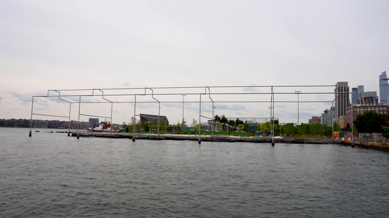 New York Pier 52 – Scenic Waterfront Views and Urban Landscape