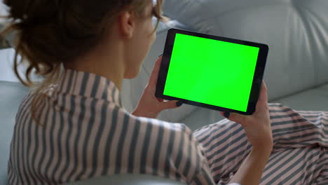 Teenager-Hält-Chroma-Key-Tablet-Computer-In-Der-Hand,-Nahaufnahme.-Mädchen-Ruht-Auf-Dem-Sofa