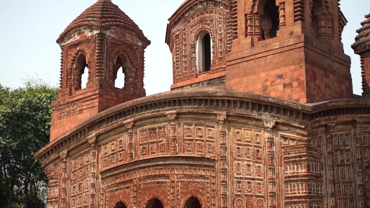 Este templo Pancharatna, rico en trabajos de terracota, se llama Templo Shyamray o Pachmura. Este templo está ricamente dotado de ornamentación de terracota.